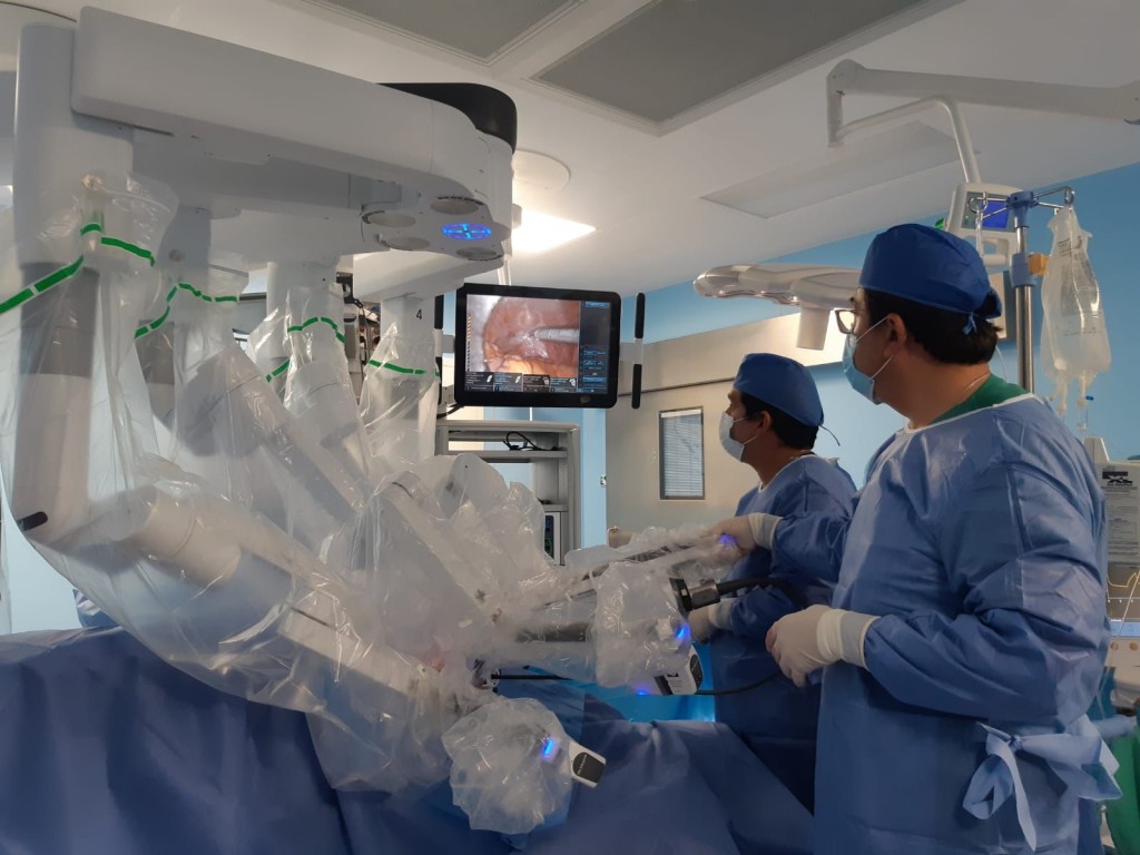 Dr-Marcos-Rendon-cirugia-robotica-robot-Da-Vinci-Guayaquil-foto-2