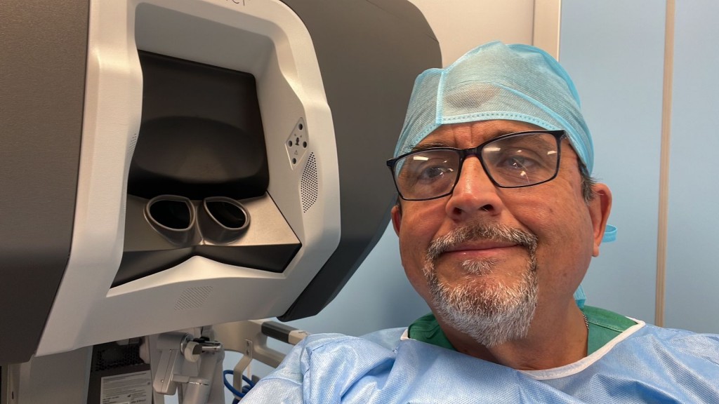 Dr-Marcos-Rendon-urologo-cirugia-robotica-robot-Da-Vinci-Guayaquil-foto-1