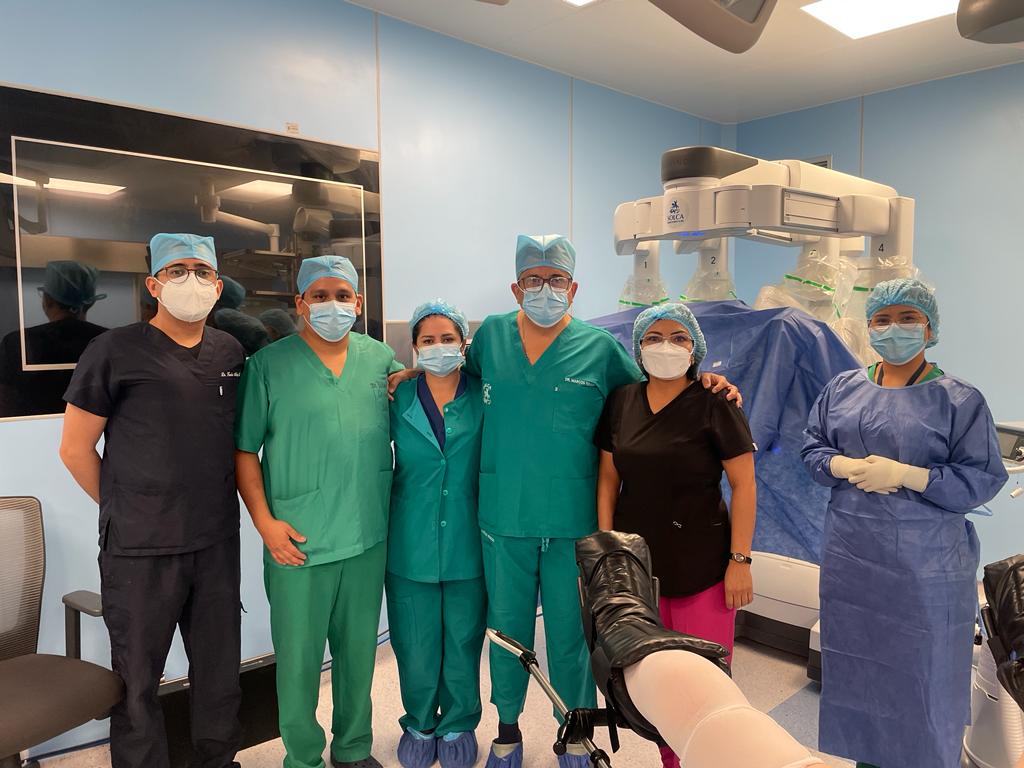 staff-doctores-cirugia-robotica-robot-Da-Vinci-Guayaquil-foto-1
